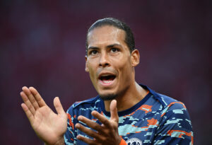 Virgil van Dijk varmer op til EM-kvartfinalen imod Tyrkiet.