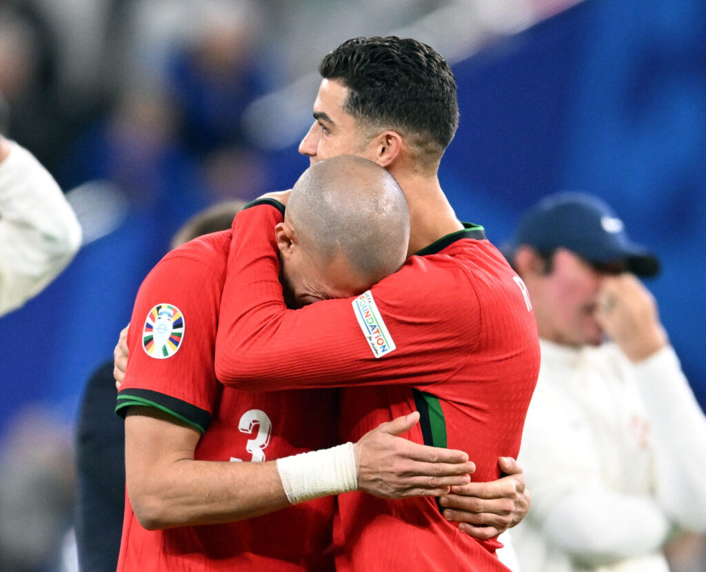 Cristiano Ronaldo omfavner Pepe efter Portugals exit ved EM-slutrunden i Tyskland.