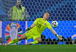 Brøndby IFs Patrick Pentz i aktion for Østrig mod Tyrkiet ved EM-slutrunden i Tyskland 2024.