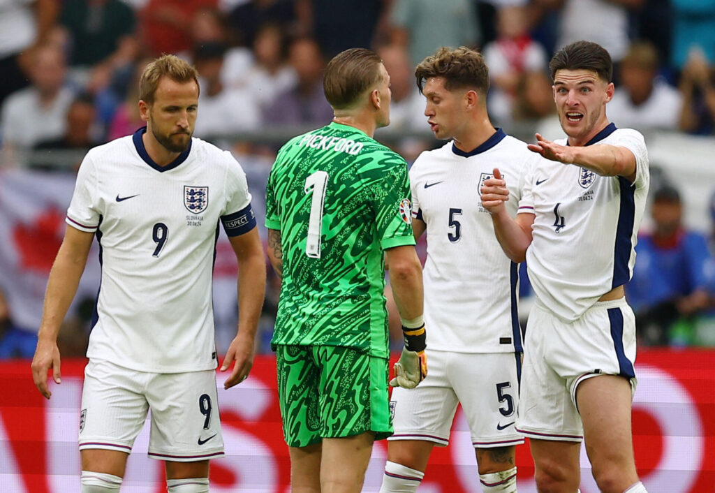 Englands spillere kigger opgivende efter mål af Slovakiet
