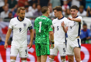 Englands spillere kigger opgivende efter mål af Slovakiet