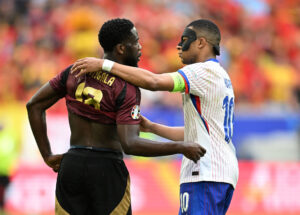 Orel Mangala og Kylian Mbappé snakker sammen