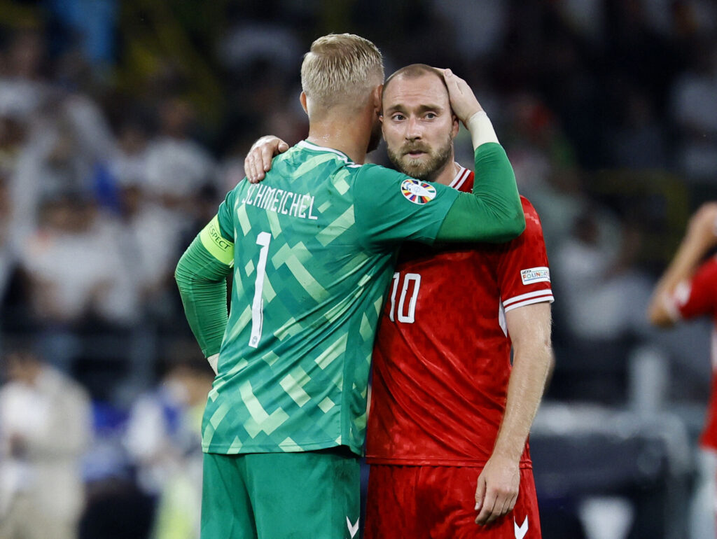 Christian Eriksen omfavnes af Kasper Schmeichel efter det danske EM-exit.