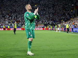 Kasper Schmeichel klapper af de danske fans