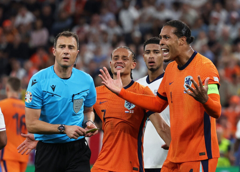 Virgil van Dijk diskuterer med dommeren under EM-kampen mellem Holland og England.