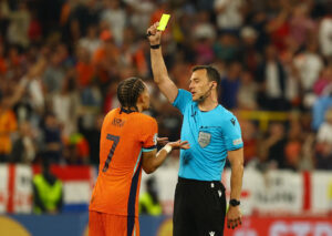 Xavi Simmons brokker sig til gult under EM-semifinalen mellem Holland og England.