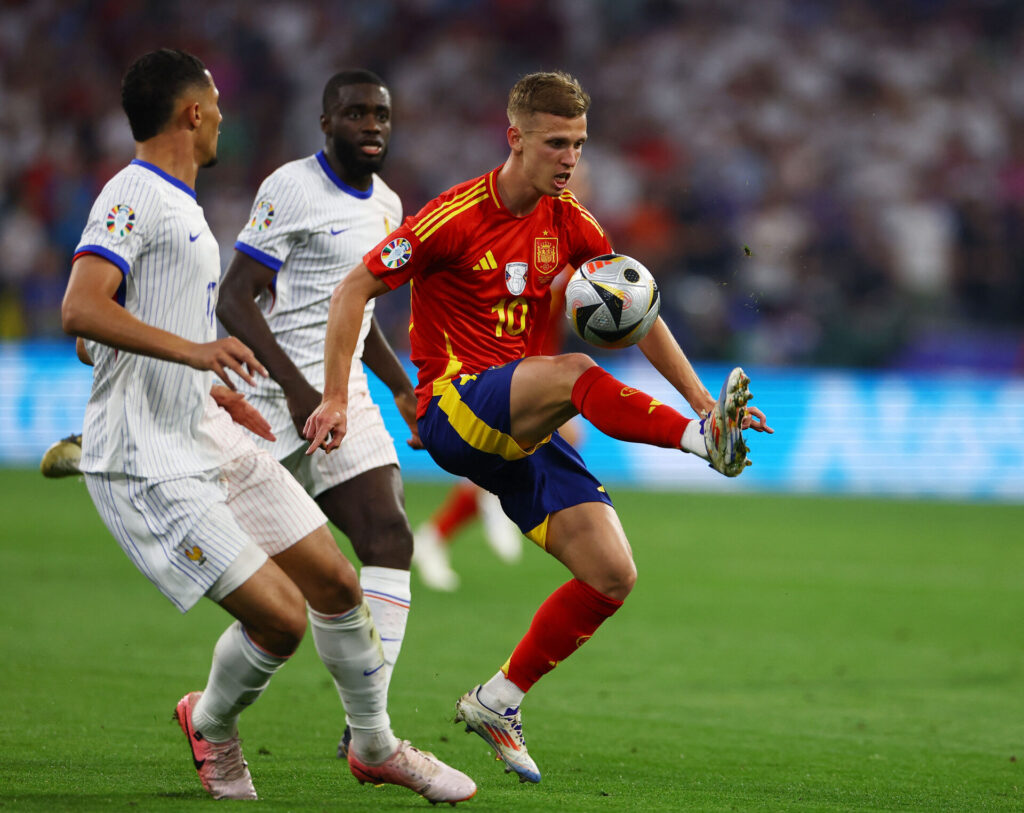 Dani Olmo på bolden i semifinalen mod Frankrig.