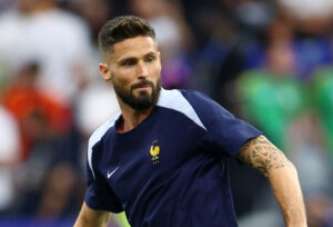 Oliver Giroud kigger efter en bold i kamp for Frankrig ved EM