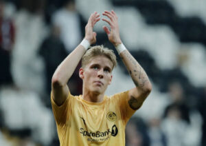 Albert Grønbæk klapper ud til tilskuerne efter en kamp med Bodø/Glimt