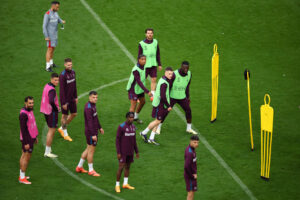 Leverkusen træner på stadion før kamp