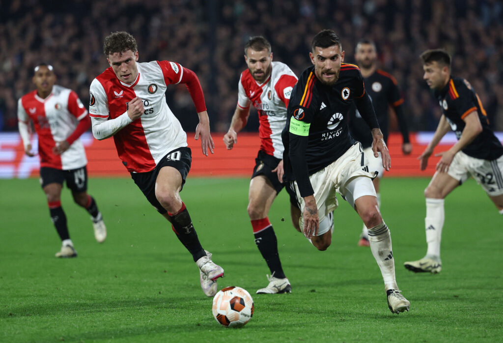 Mats Wieffer og Lorenzo Pellegrini i aktion under kampen mellem Feyenoord og AS Roma i Europa League.