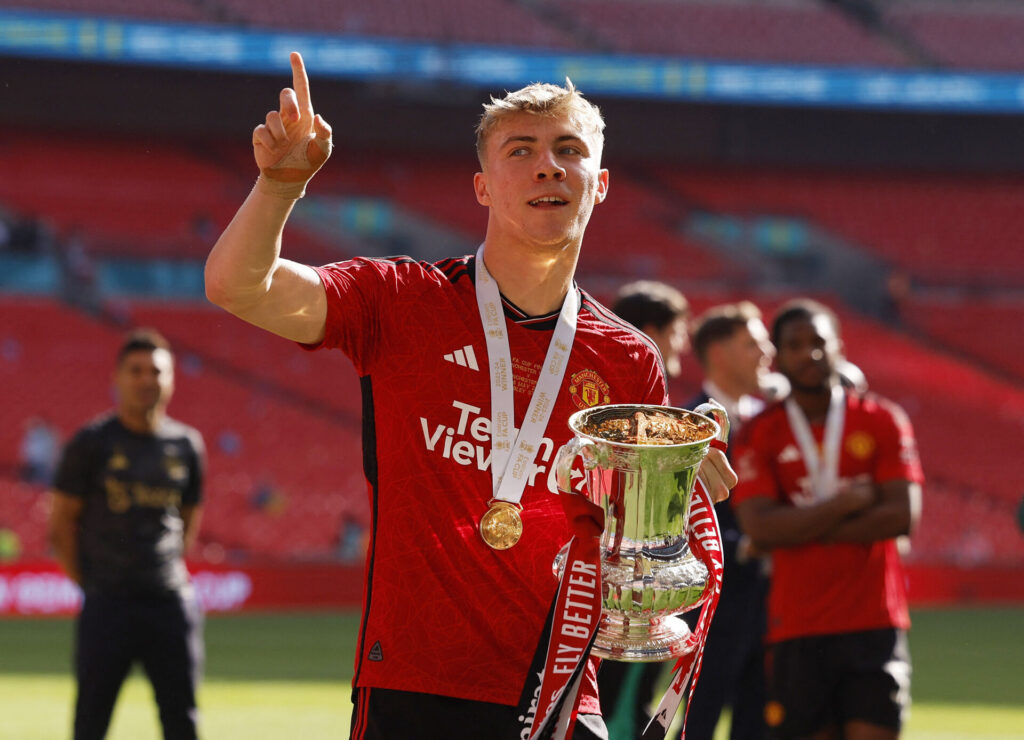 Rasmus Højlund fejrer FA Cup-triumfen.