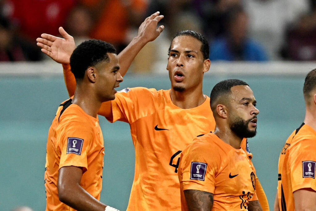 Hollandske spillere giver high five efter scoring ved EM i Tyskland