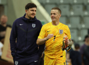 Harry Maguire og Jordan Pickford får sig en lille snak.