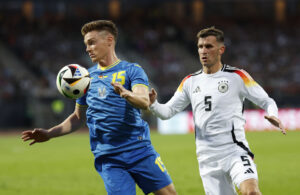 Viktor Tsygankov i aktion mod Pascal Groos under EM-testkampen mellem Ukraine og Tyskland.