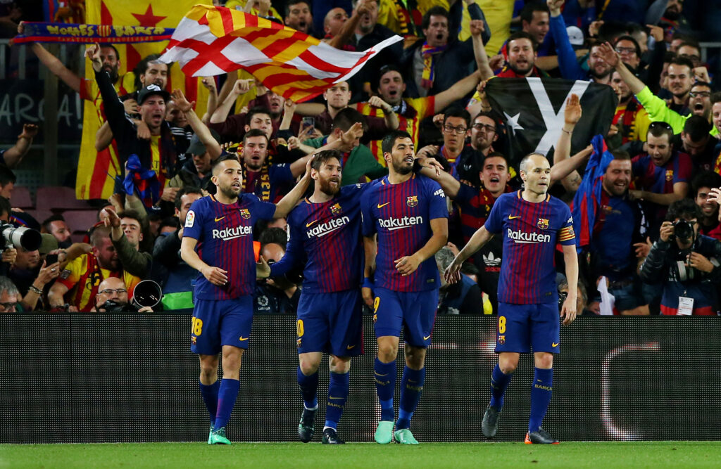 Jordi alba, Lionel Messi, Luis Suarez og Andrés Iniesta jubler efter en scoring for FC Barcelona.