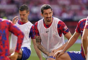 Stefan Savic varmer op til kamp for Atletico Madrid.