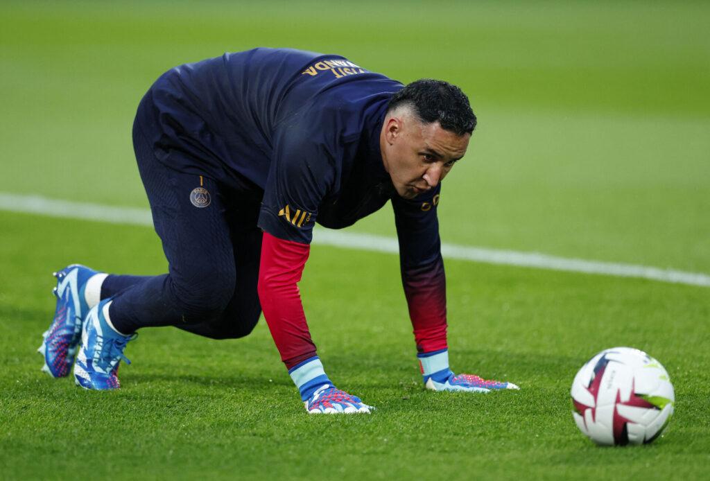 Keylor Navas i kamp om bolden for PSG