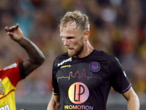 Mikkel Desler kigger ned på bolden i kamp for Toulouse