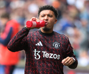Jadon Sancho drikker af en drikkedunk for Manchester United