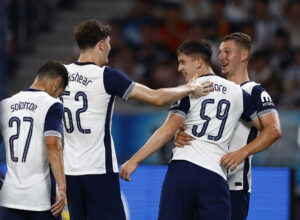 Mikey Moore jubler sammen med holdkammeraterne i Tottenham efter sin scoring mod Vissel Kobe.