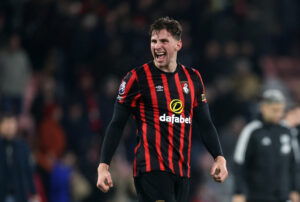 Illia Zabarnyi råber til sine holdkammerater på banen for Bournemouth.