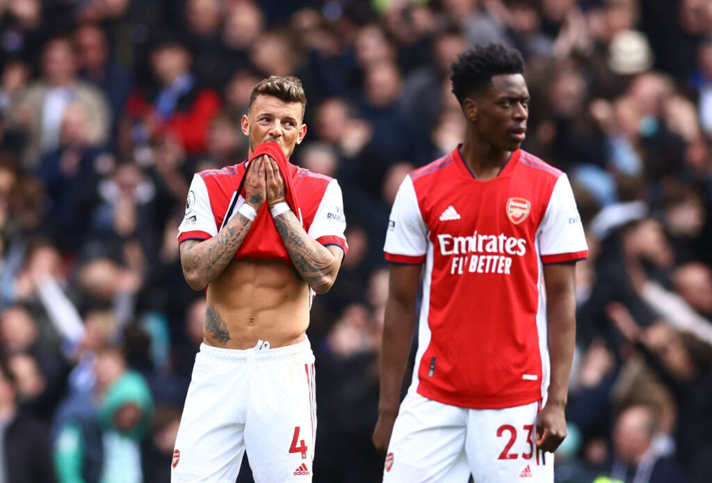 Ben White og Albert Sambi Lokonga på banen for Arsenal.