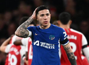 Enzo Fernandez tager sig til håret for Chelsea