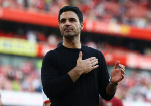 Mikel Arteta klapper ud til Arsenal-tilhængerne.