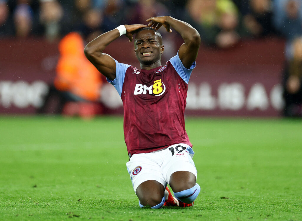 Moussa Diaby ærgrer sig under en kamp for Aston Villa.