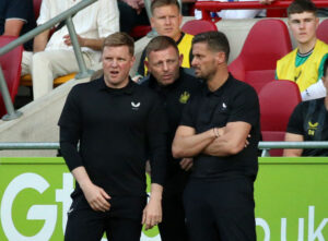 Eddie Howe under Premier League-kamp mellem Brentford og Newcastle United.