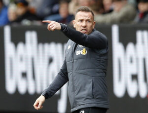 Craig Bellamy dirigerer spillerne på banen for Burnley.