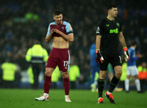 Clement Lenglet i kamp for Aston Villa i den forgangende sæson.