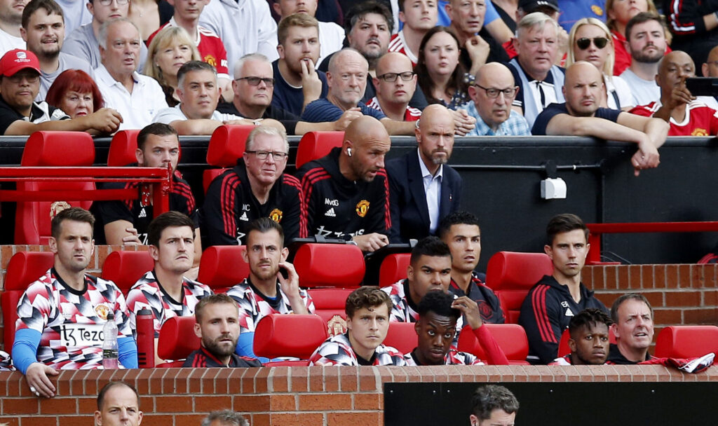 Manchester United-bænken, hvor Erik ten Hag og Mitchell van der Gaag sidder.