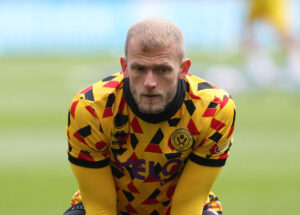 Adam Davies sidder på en bold under opvarmning for Sheffield United