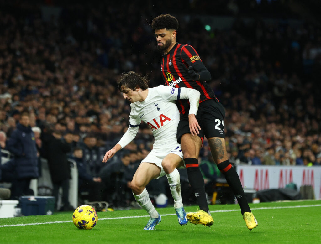 Bryan Gil i en nærkamp med danske Philip Billing i Premier League-kampen mellem Tottenham og Bournemouth.