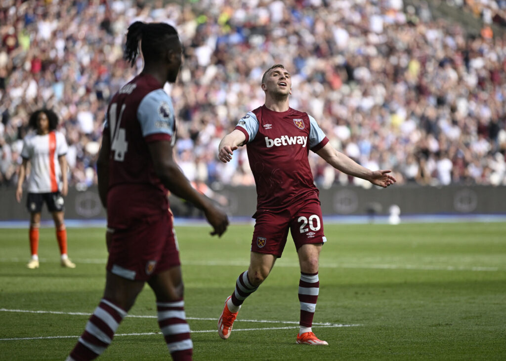 West Hams Jarrod Bowen og Mohamed Kudus går på banen.