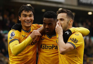 Nathan Fraser jubler over et Wolves-mål med sine holdkammerater.