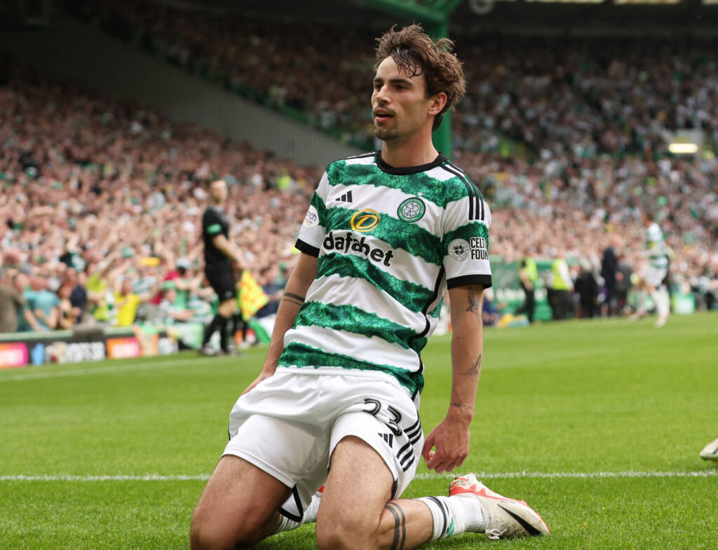 Matt O'Riley glider på knæene efter en scoring for Celtic