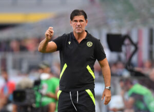 Andrea Sottil i spidsen for Udinese under en kamp mod AC Milan.