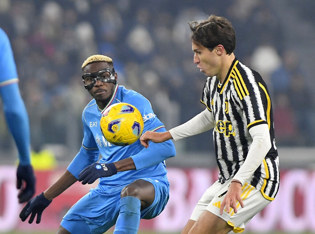 Victor Osimhen og Federico i duel under en Serie A-kamp mellem Napoli og Juventus.