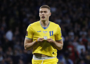 Artem Dovyk fejrer sin scoring for Ukraine mod Skotland.