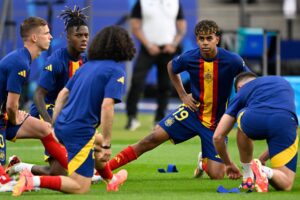 Lamine Yamal strækker ud inden EM-finalen 2024.