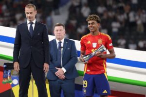 Lamine Yamal modtager prisen som den bedste unge spiller ved EM 2024.