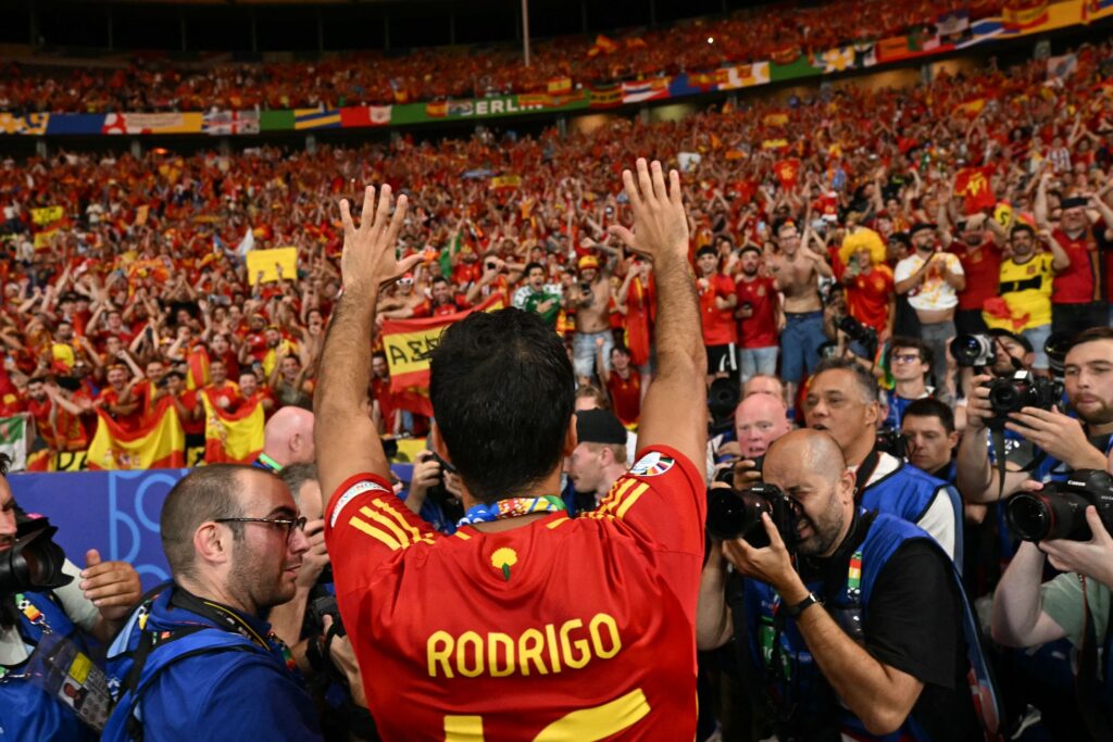 Rodri jubler op mod de medrejsende spanske fans efter EM 2024-triumfen i Tyskland.