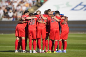 FC Midtjyllands spillere gør klar til kamp.