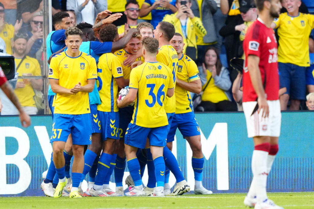 Brøndby IF's spillere fejrer en scoring mod Vejle Boldklub.