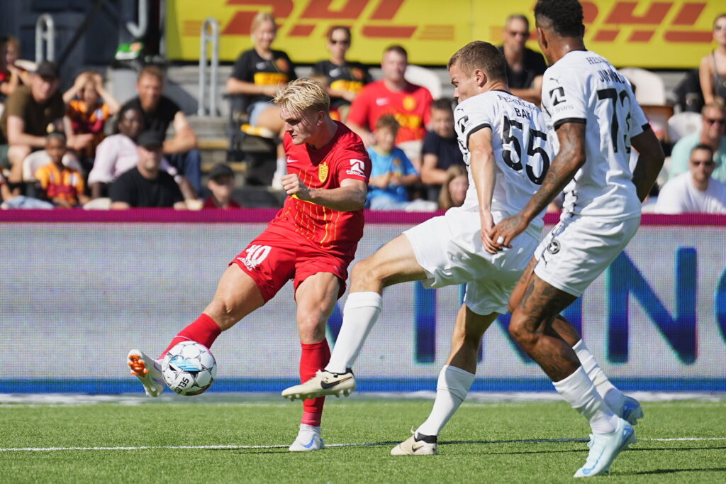 Conrad Harder overfor to af FC Midtjyllands spillere.