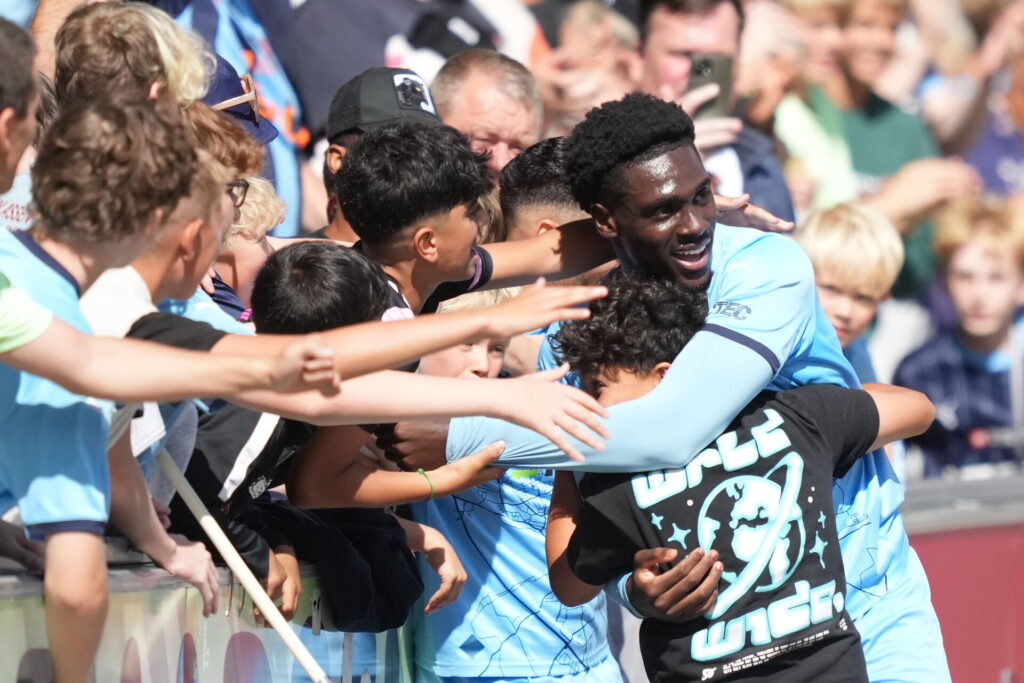 Mohamed Toure lader sig tiljuble af Randers FC's fans efter sin scoring til 3-1 mod Viborg FF p Cepheus Park.