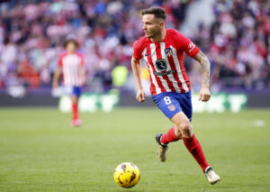 Saul løber med bolden for Atletico Madrid i en kamp